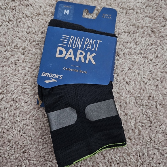 NWT Brooks Unisex Run Past Dark Socks - Picture 7 of 7